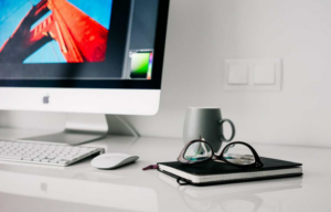 Купити комп’ютерний стіл: як обрати ергономічне рішення